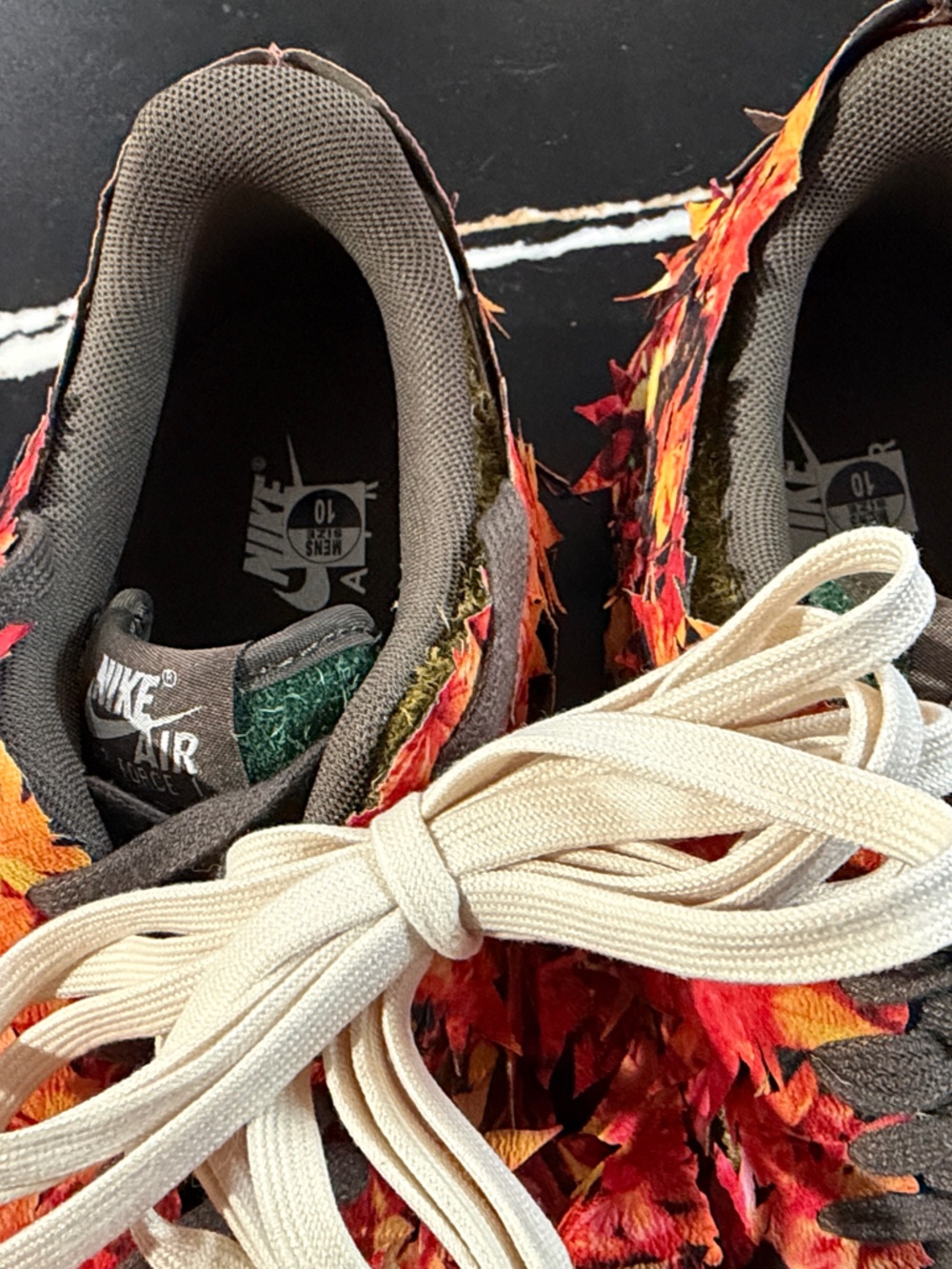 Nike sneakers with red, orange and yellow leaf appliqués - Picture 5 of 5